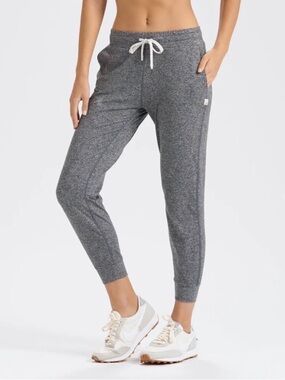 Vuori Performance Jogger in Heather Gray